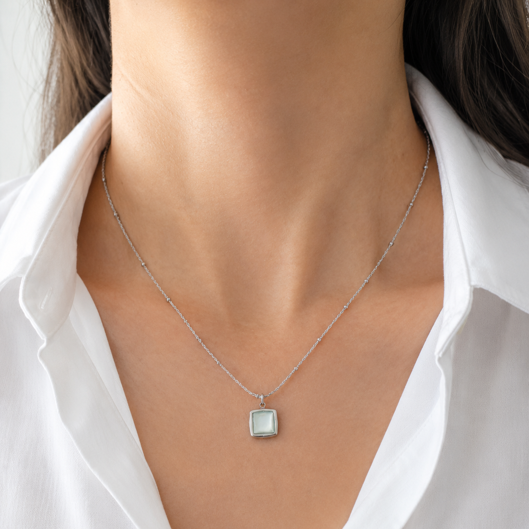 Collar cuadro tornasol plateado