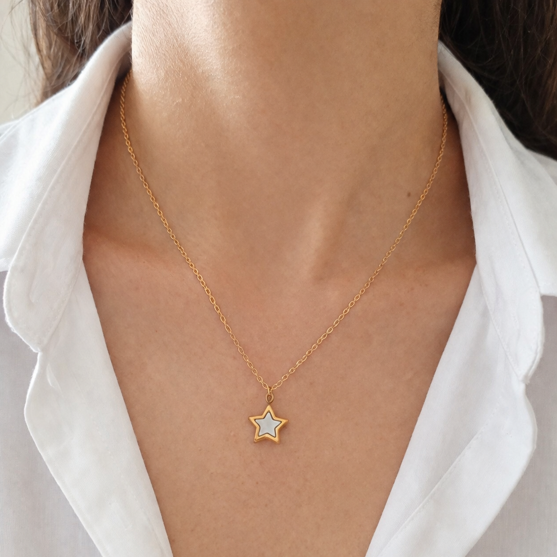 Collar estrella contorno dorado