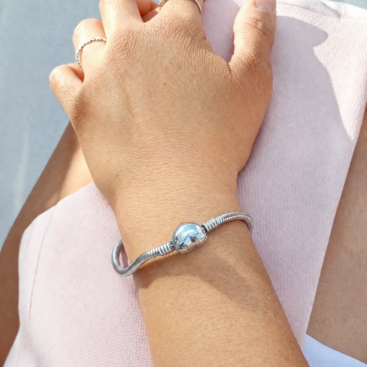 Pulsera tipo pandora de acero de broche corazón en plateada
