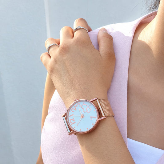 Reloj plateado y dorado